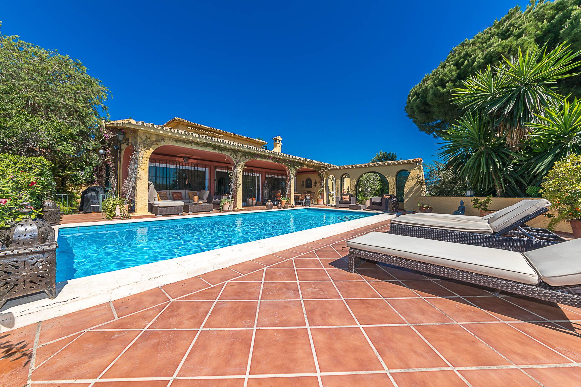 Detached villa in a large plot walking distance to Puerto Banus